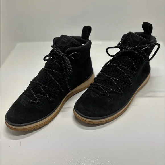 UGG Neumel Boots Black Suede Chukka Gum Middle Sole Size 9 EU 40 - Picture 2 of 11